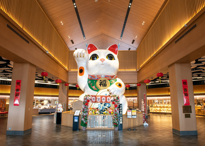 Giant Maneki Neko cat in Tokoname shopping mall.
